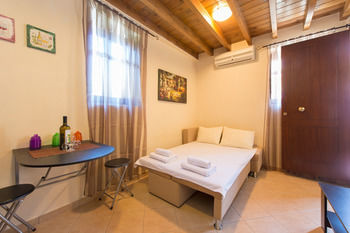 3 Charites Old Town Apartment *